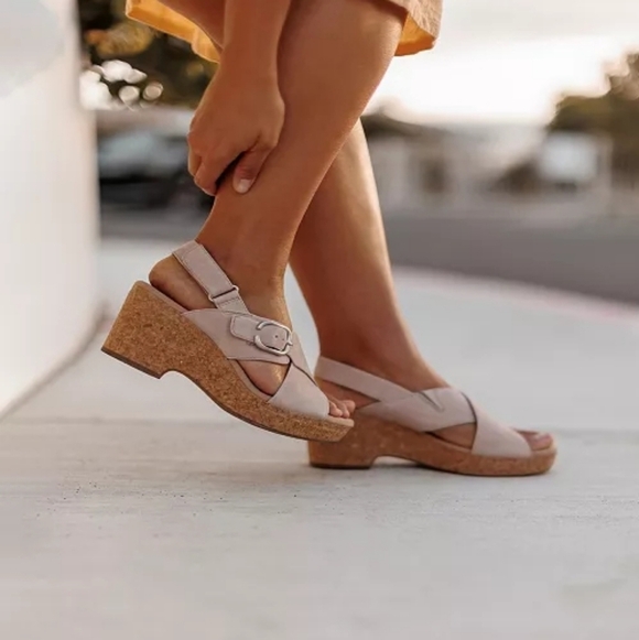 ✨️NIB✨️Clarks Giselle Dove Womens Black Wedge Sandals with Cork Heel SIZE 7.5W - Picture 10 of 10